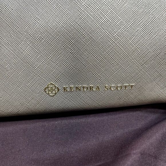 NWT Kendra Scott Dopp Kit Cosmetic Case Silver Zippered Pouch - Picture 3 of 11